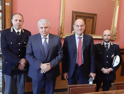 Il questore Claudio Cracovia e il sindaco Massimo Bacci, con il commissario e vice dirigente Angelo Sebastianelli e il comandante della Polizia Locale Cristian Lupidi